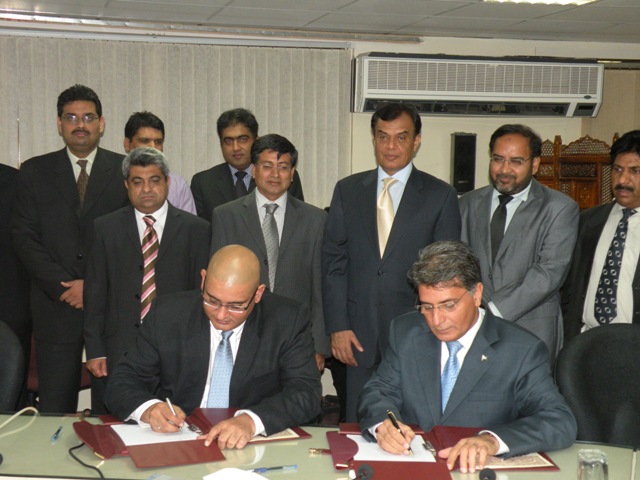 Picture 017 CEO-Universal Service Fund signing contract with Mr. Babar Ali Syed, CEO-World Call