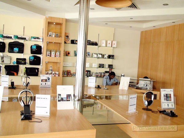 DSC00803 iRaffles Apple Store Opens in Rawalpindi