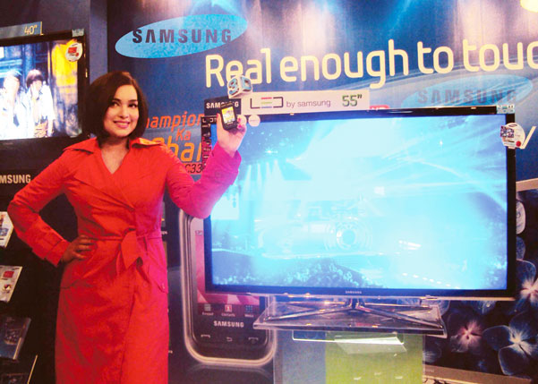 Samsung Amina Khan Samsung Gets Roadshow Going in Karachi