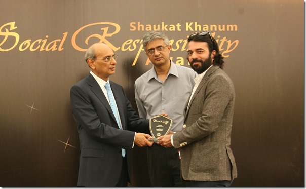 Mobilink Foundation SKMCH Award thumb Mobilink Gets Shaukat Khanum Social Responsibility Award