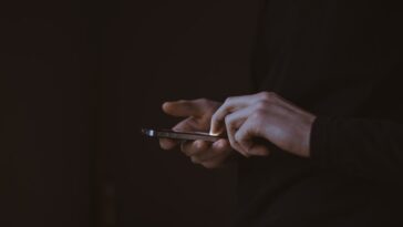 This is the featured image for the post, know which smartphone is right for you. A guy is holding a smartphone.