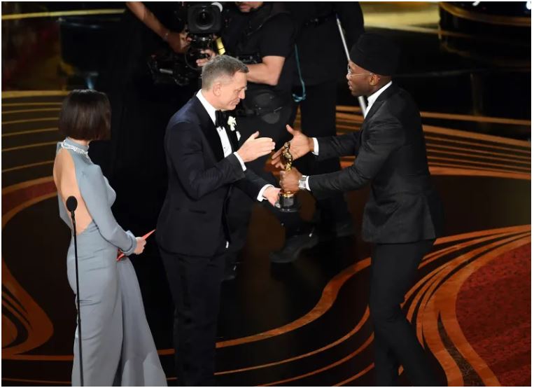 Mahershala Ali accepts Oscar from Daniel Craig