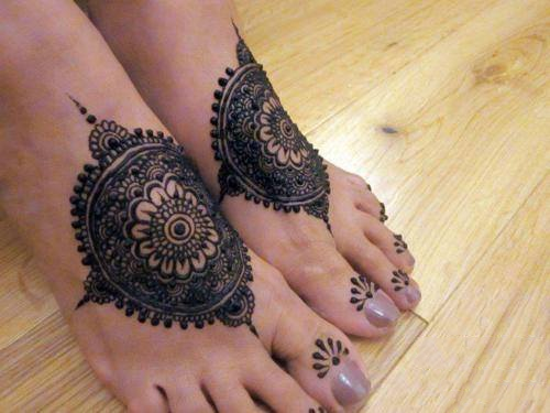 Feet Mehndi design, spiral motif