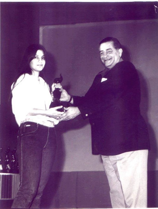 nazia hassan receiving award
