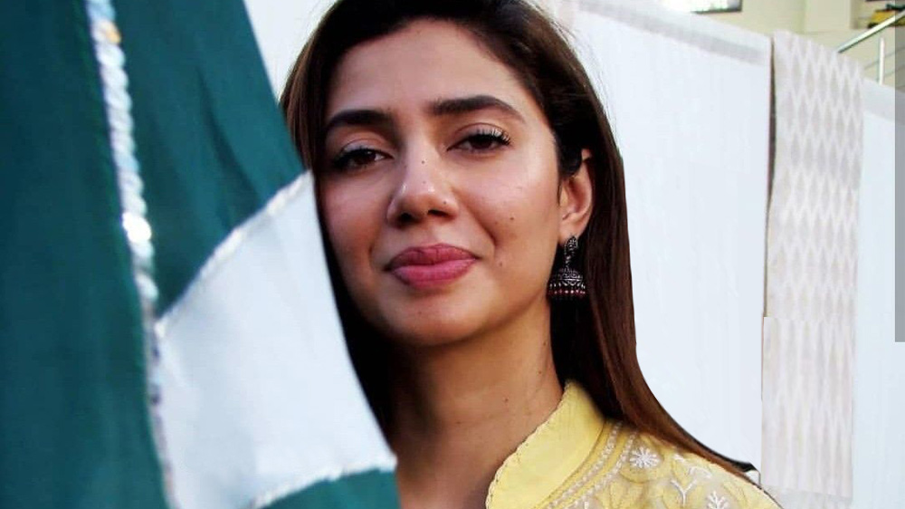 mahira-khan-with-pakistani-flag