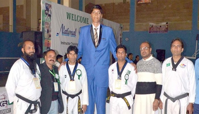 pakistan's tallest man
