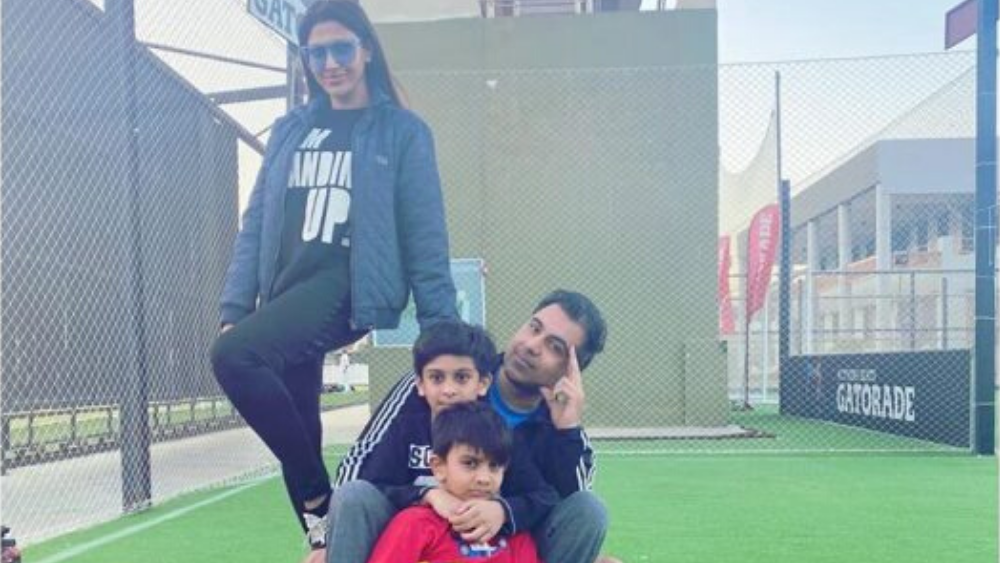 Sana Fakhar and family