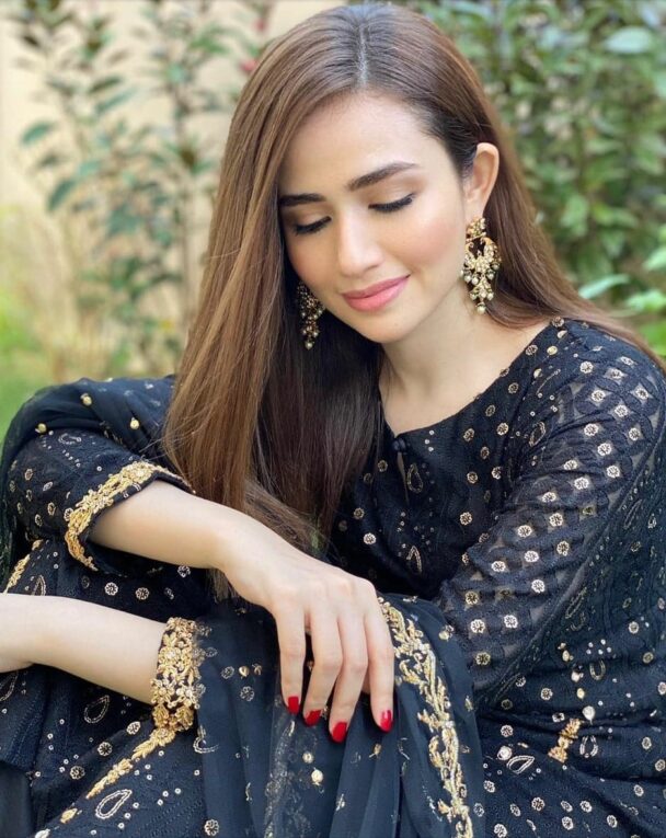 Sana Javed is a Paragon of Beauty in Élan Fashion Show [Pictures] - Lens