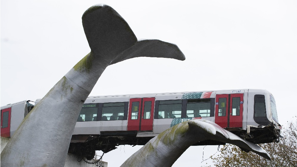 whale-statue-dutch-metro-train