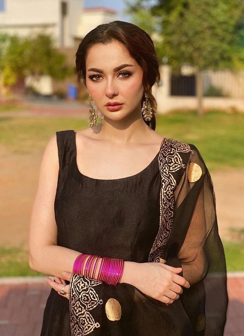 Hania Amir Sports Gorgeous Sleeveless Outfits [Pictures] - Lens