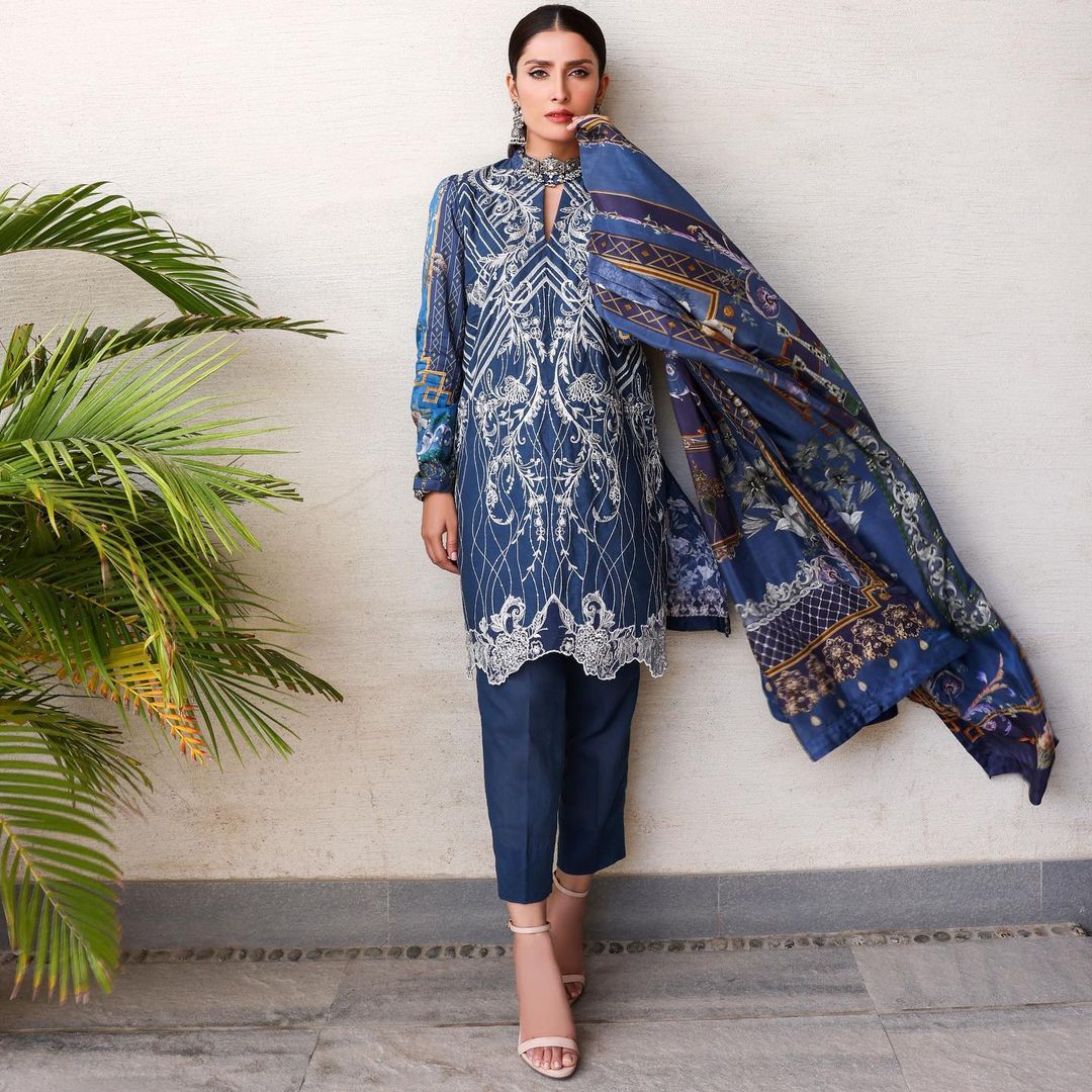Ayeza Khan Oozes Elegance In This Sapphire Blue Dress - Lens