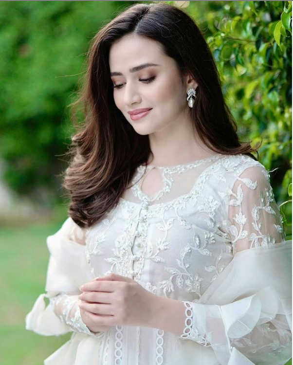Sana Javed Instagram – Sana Javed looks absolutely gorgeous in this minimal  look 🤩 Styled by @khojiiii Outfit – @museluxe Jewellery – @official.verve  ——— #NABILA #NPRO #NSESSION #ZEROMakeup #ZEROskin #Makeup #Instamakeup  #Beauty #