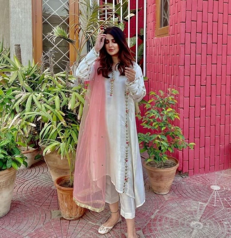 Areeba Habib Looks Gorgeous In Eastern Wear [Pictures] - Lens