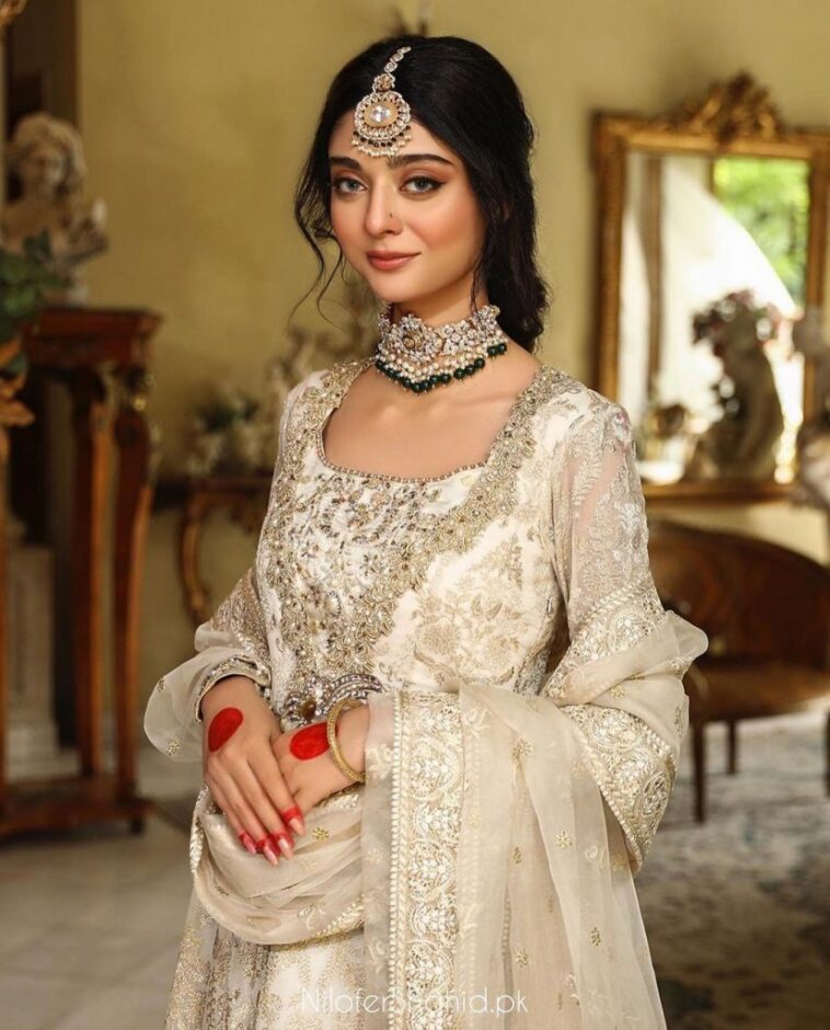 Noor Zafar Khan Spells Elegance In Traditional Off-White Dress - Lens