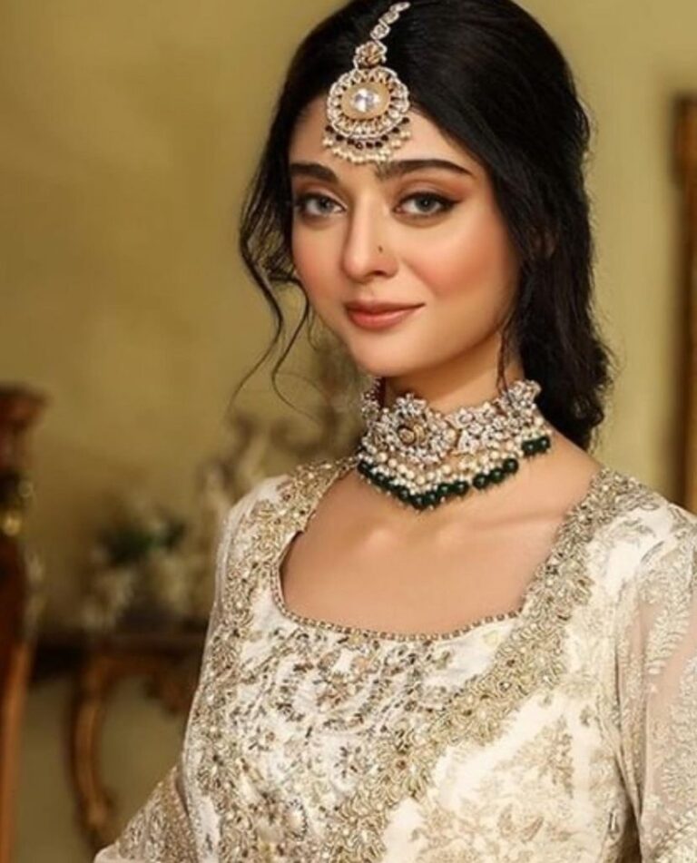 Noor Zafar Khan Spells Elegance In Traditional Off-White Dress - Lens