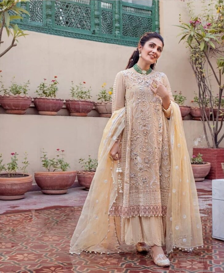 Ayeza Khan Turns On The Charm In Mushq's Festive Collection - Lens