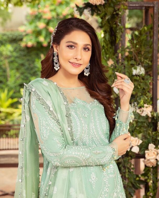 Netizens Are Not Happy With Hina Altaf Hosting Ramadan Transmission - Lens