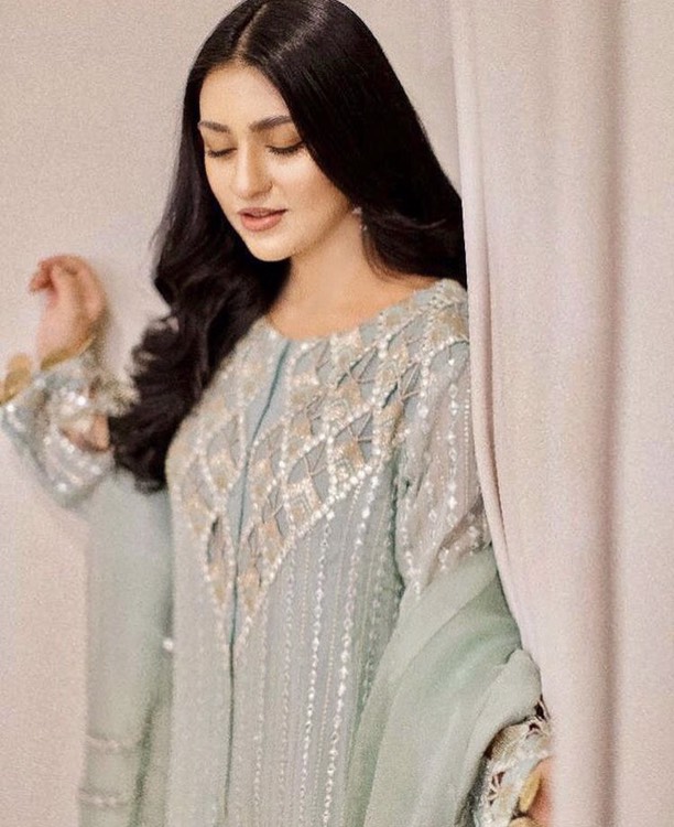 Sarah Khan Makes a Modelling Comeback In Stylish Eastern Attire - Lens