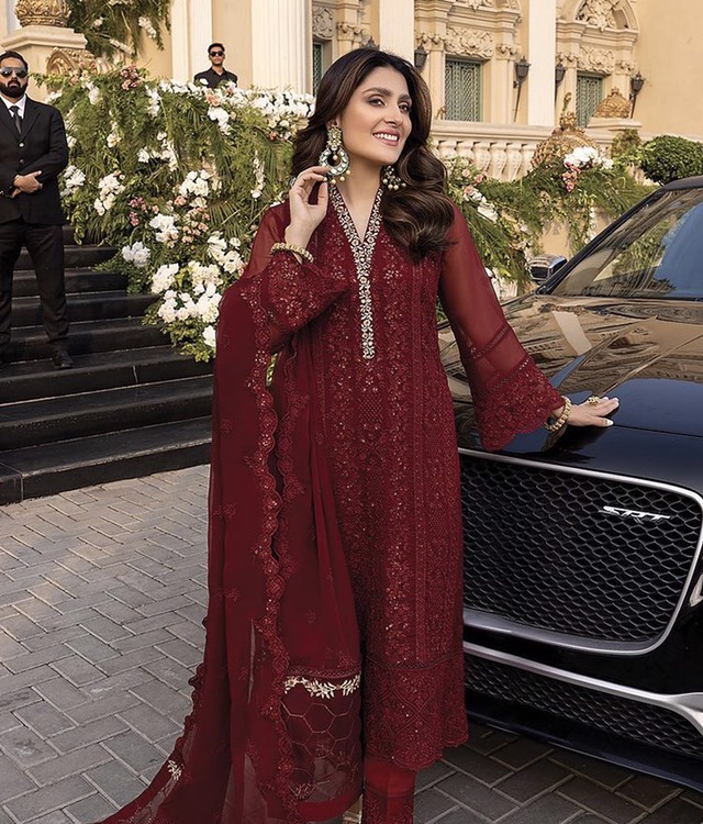 Ayeza Khan Exudes Royalty In Festive Wintry Attire - Lens