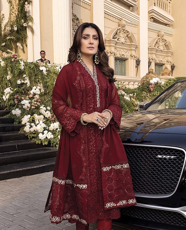 Ayeza Khan Exudes Royalty In Festive Wintry Attire - Lens
