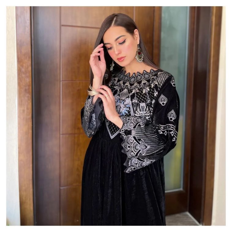 Iqra Aziz and Laila Zuberi Depicts Irrevocable Bond Of Mother-Daughter ...