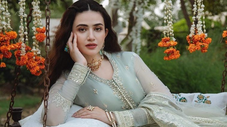 Urwa Hocane Replaces Sana Javed For Rang Rasiya, Fans Say Its 'Neeli ...