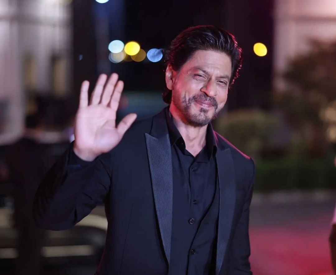 Woman Forcibly Kisses Shah Rukh Khan Without His Consent Video Lens 