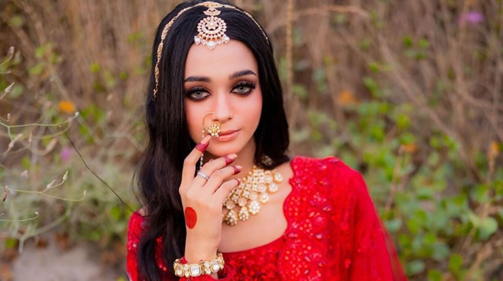 Viral Mehndi Dance Girl Brutally Trolled as 'Pakistani Annabelle' in New  Bridal Shoot - Lens