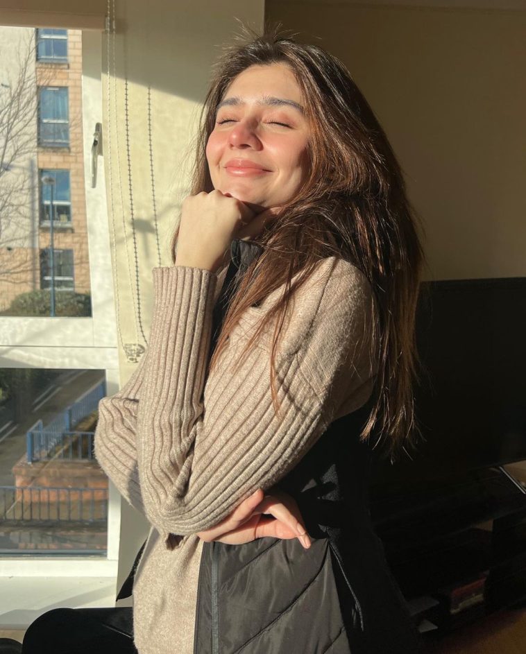 Dur-e-Fishan Shows Off Her Flawless Natural Beauty in Sun-Kissed ...