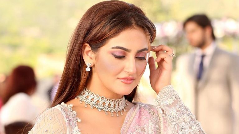 love-at-first-sight-hiba-qadir-looks-regal-in-a-silvery-cream-saree