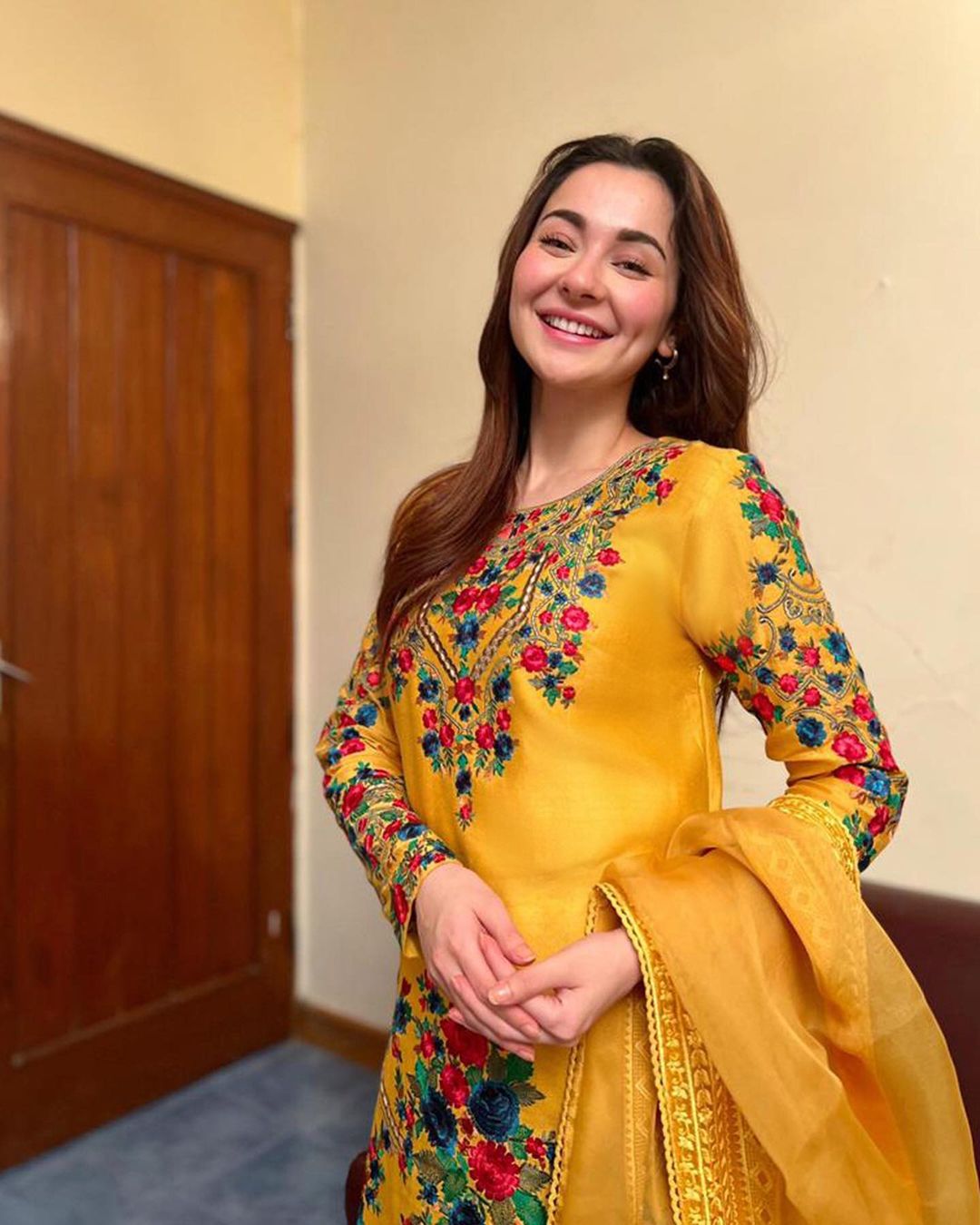 Hania Aamir Dazzles in Vibrant Traditional Ensemble [Pictures] - Lens