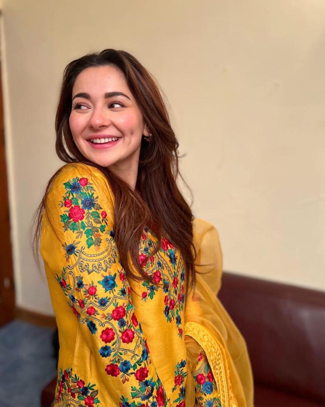 Hania Aamir Dazzles in Vibrant Traditional Ensemble [Pictures] - Lens