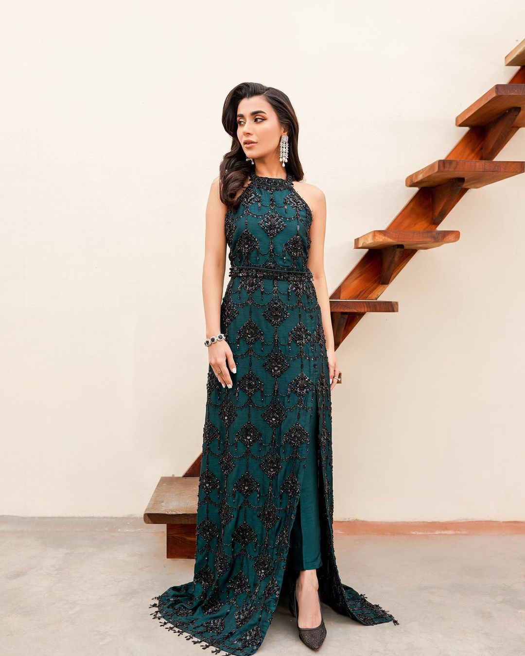 Sona Rafiq Spells Glam in Chic Emerald Dress [Pictures] - Lens