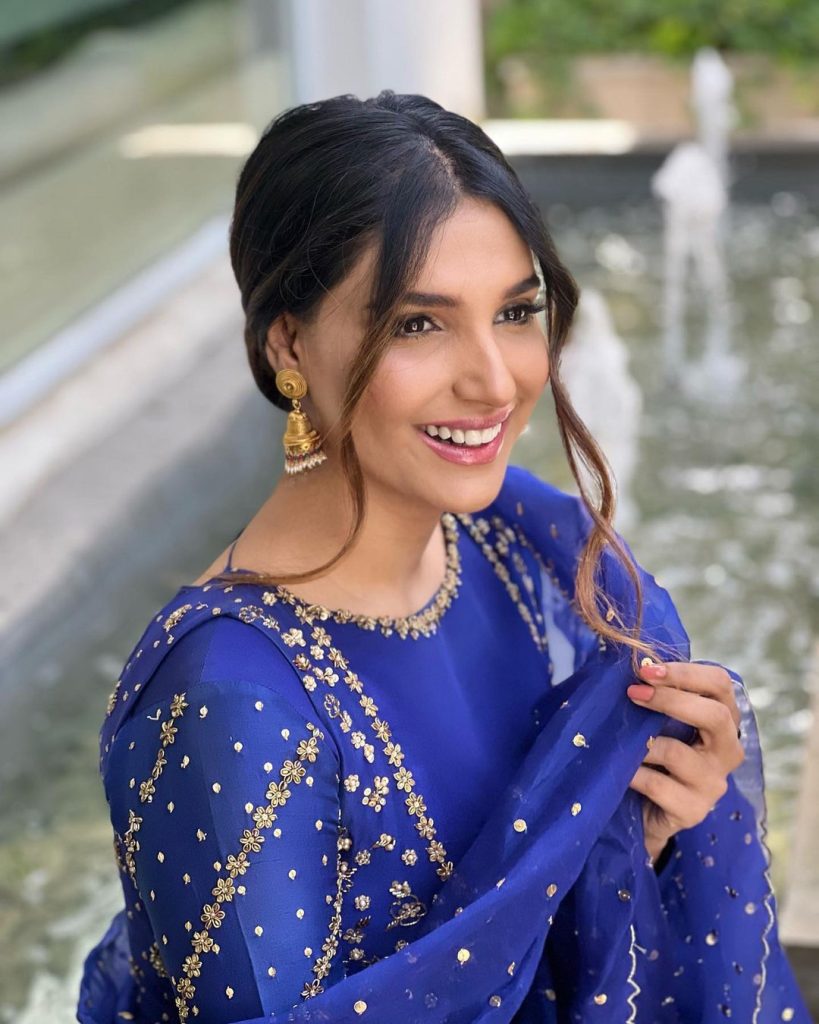 Perfect Desi Diva Amna Ilyas All Set for Blingy Eid in Cobalt Blue Jora ...