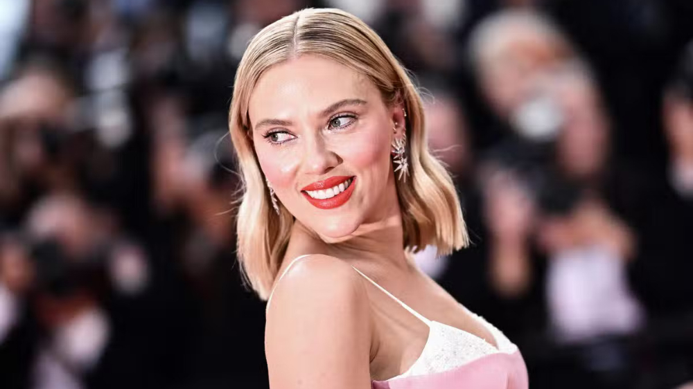 Scarlett Johansson Reveals Her 2023 Red-Carpet Beauty Favorites