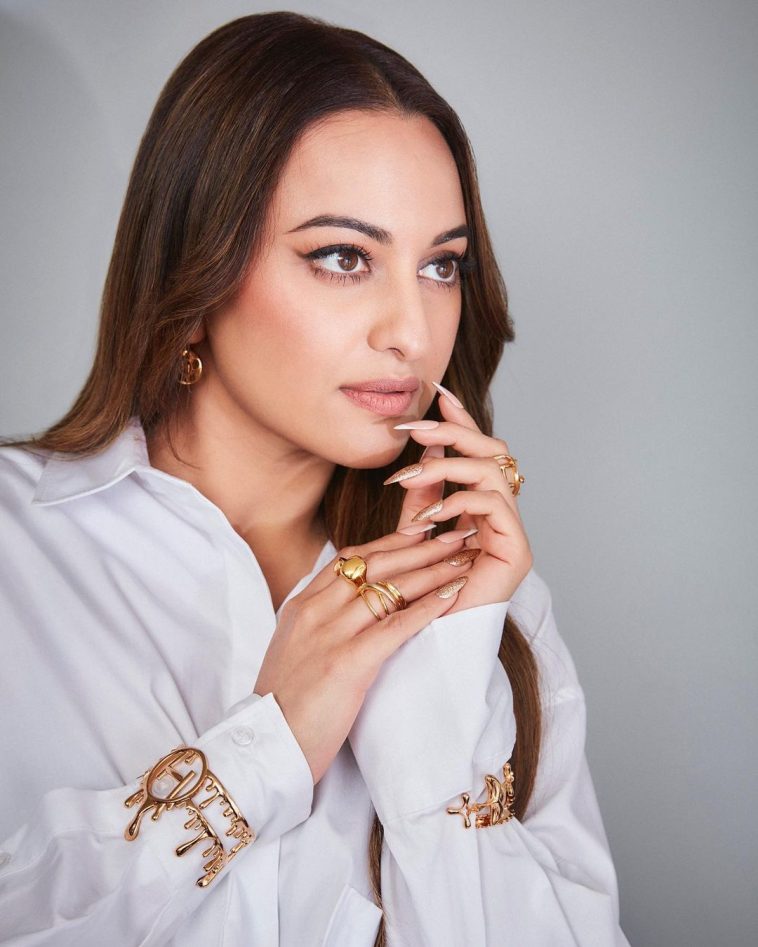 Sonakshi Sinha Stuns In A Fashionably Chic Trousers And Crop Shirt Pictures Lens