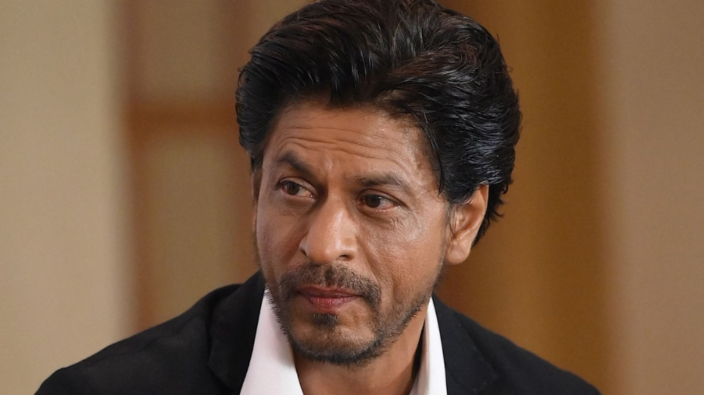 Woman Forcibly Kisses Shah Rukh Khan Without His Consent [video] Lens