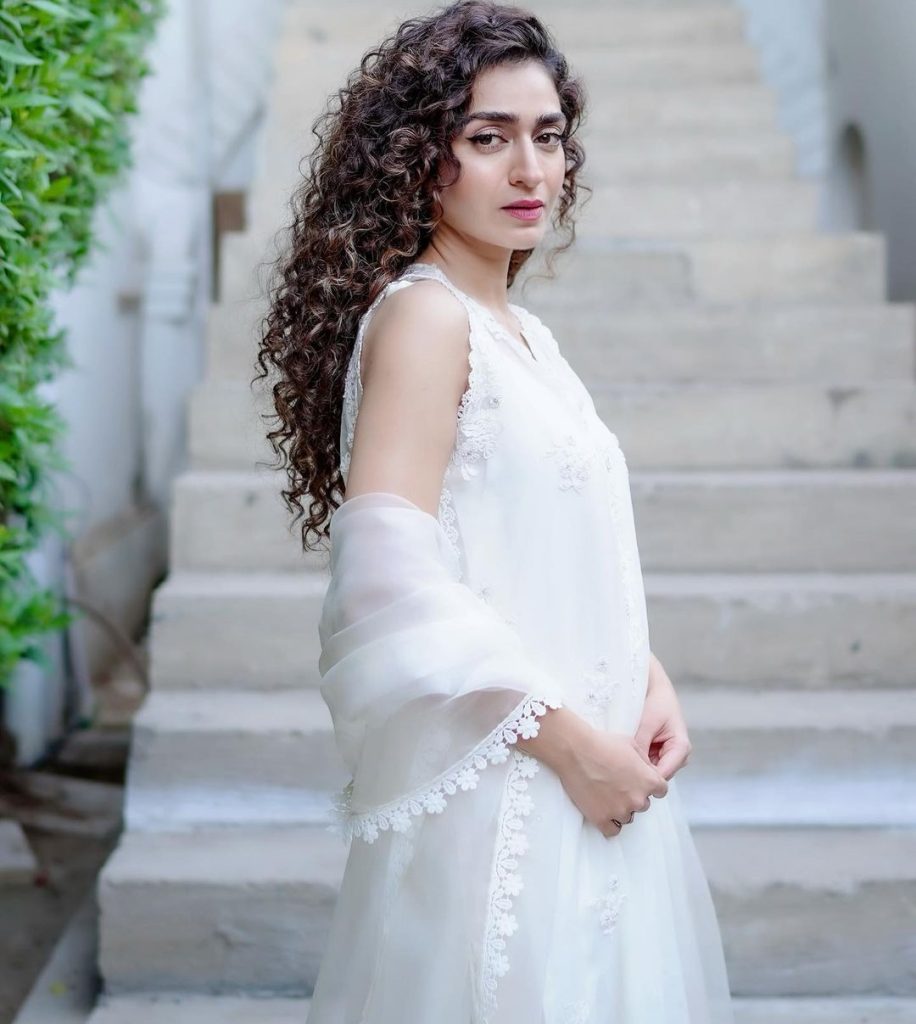 Hajra Yamin is a Blooming Daisy in Breezy White Organza [Pictures] - Lens