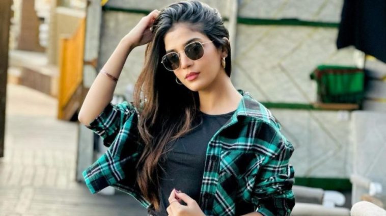 Laiba Khan's Vacation Pictures in Dubai Go Viral - Lens