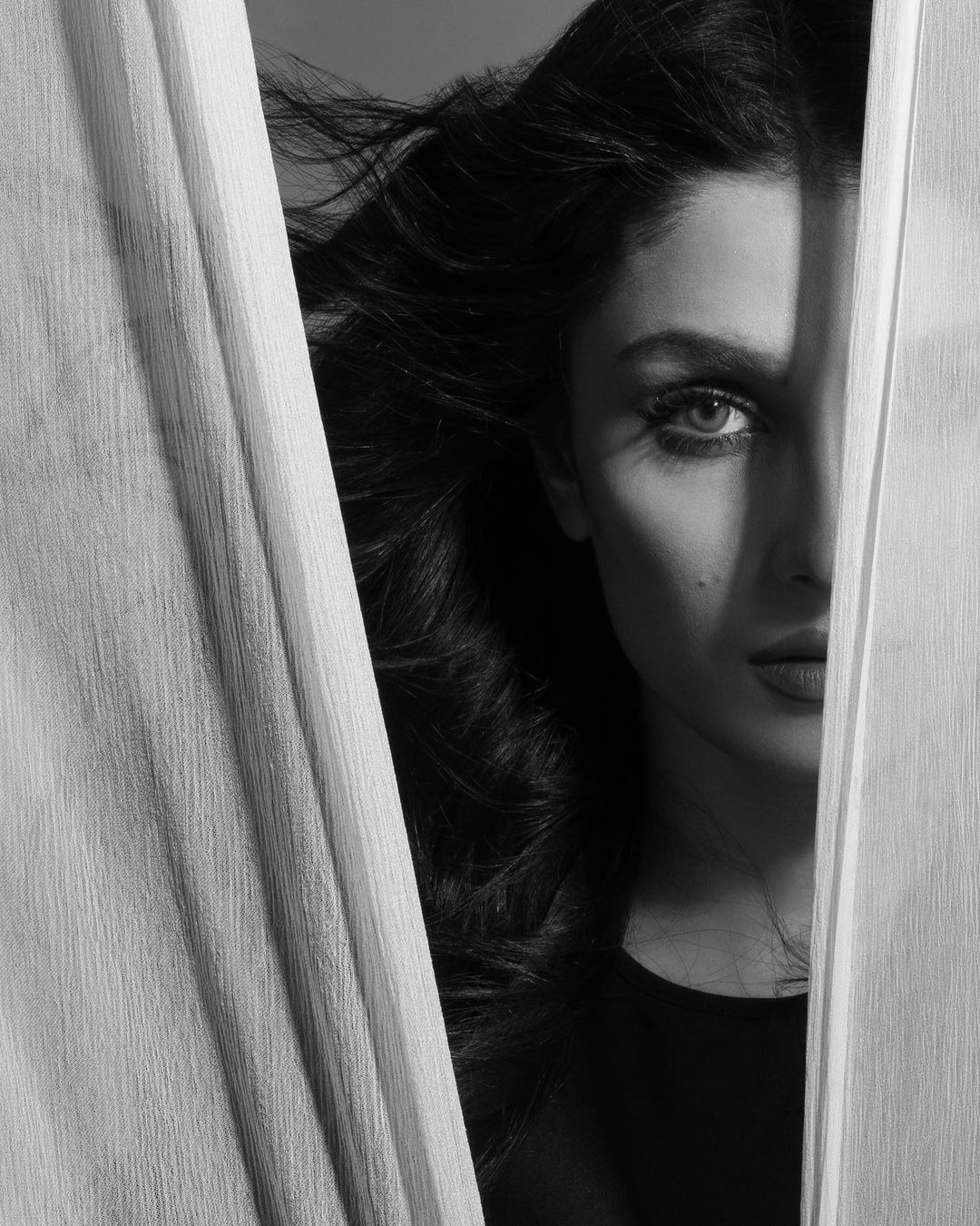 Ayeza Khan Sends Chill Down Our Spine With Edgy New Look - Lens