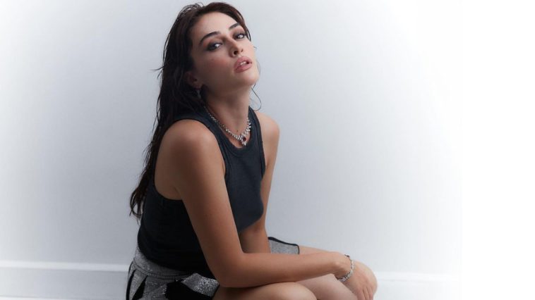 Esra Bilgiç Sets Temperature Soaring in a Trendy Mini Skirt - Lens