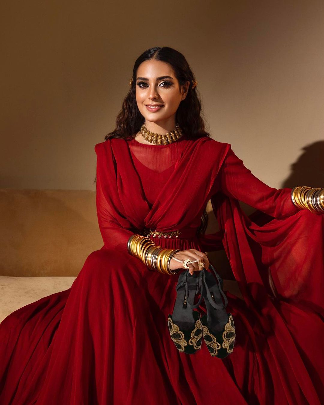 Iqra Aziz Brings Out her Inner Traditional Diva In Latest Shoot For ...