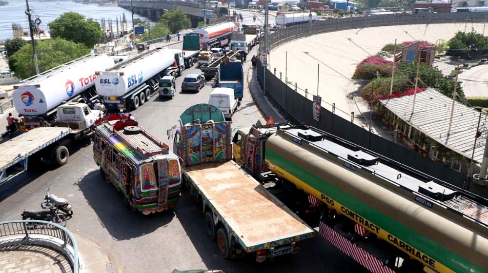 heavy traffic Karachi