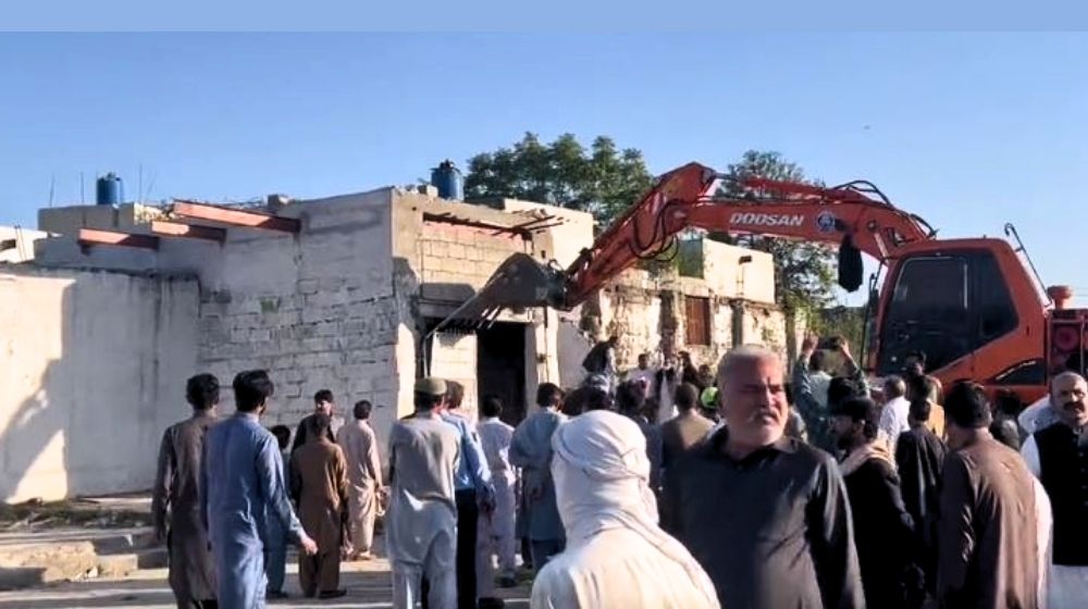 CDA Carries Out Demolitions in F-11 Kacchi Abaadi Just Before Iftar