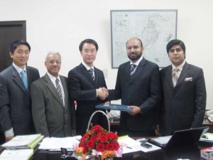 Mr. Hong Xiao Yi, General Manager, Huawei shaking hand with Mr. Muhammad Nasrullah, Executive VP, PTCL after the exchange of contract documents. Mr. Lizhiqiang, Executive Director, Huawei, Mr. Sagheer uddin, Chief Engineer, PTCL and Mr. Muhammad Zahid Abbas, Vice Director, Huawei are also seen