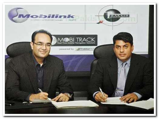 Lahore: Wasif Mustafa, Director VAS, Market Development, LDI and IR, Mobilink and Omar S Hatmi, Chief Operating Officer, Trakker sign an agreement to launch Mobi Track, Pakistan’s first cell phone based navigation service.