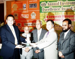 Wahib Aslam, Regional Director Sales, Mobilink receiving Environment Excellence Award from Hameed Ullah Jan Afridi, Federal Minister for Environment at the 6th Environment Excellence Award Ceremony. Mobilink is the only telecom operator to be honored at the ceremony