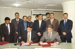 Parvez Iftikhar, CEO-Universal Service Fund signing contracts of broadband and optic fiber projects with Mazhar Qayum Butt, GM-Wateen Telecom