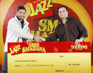 Wasif Mustafa, Director Value Added Services Mobilink (R) handing over a cheque to Tariq Mehmood (L), the lucky winner of Mobilink Jazz SMS Khazana scheme