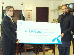 Telenor Pakistan’s Chief Strategy Officer & VP Corporate Affairs, Aamir Ibrahim presenting a cheque of Rs. 2 million to the Federal Minister for Information & Broadcasting and Governor of Gilgit-Baltistan, Qamar Zaman Kaira to contribute for the rehabilitation of the land-sliding affectees of Attabad, Hunza.